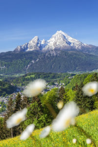 Blick auf Berchtesgaden mit Pfarrkirche vor dem Watzmannmassiv, Berchtesgadener Land, Oberbayern, Bayern, Süddeutschland, Deutschland, Europa Blick auf Berchtesgaden mit Pfarrkirche vor dem Watzmannmassiv, Berchtesgadener Land, Oberbayern, Bayern, Süddeutschland, Deutschland, Europa